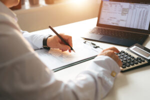 Geschäftsmann, der die Finanzaufstellung seines Unternehmens berechnet