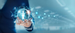 Businessmann hält Kugel mit Männchen in der Hand