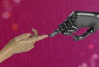 Mensch und Roboter geben sich die Hand