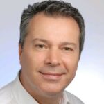 Porträtfoto von Asmon Hasani, Gründer und Geschäftsführer des IT-Unternehmens Adaptech GmbH