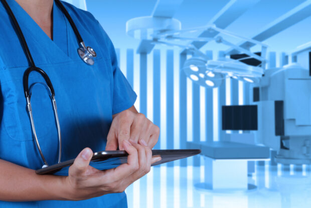 Arzt steht im OP-Saal