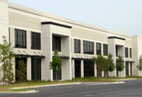 Weiße Unternehmensimmobilie mit Parkplatz