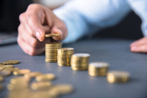 Mann häuft Geldmünzberge an