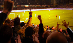 Fußballfans im Stadion während eines Fußballspiels