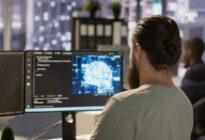 Mann sitzt am PC