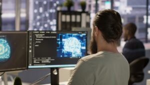 Mann sitzt am PC