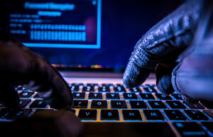 Hackerhandschuhe auf Computertastatur