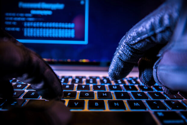 Hackerhandschuhe auf Computertastatur