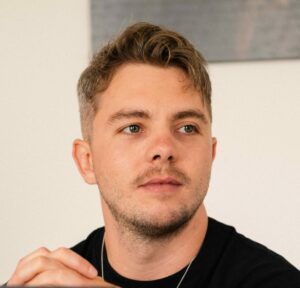 Portr&auml;tfoto von Lukas M. Beck, Gesch&auml;ftsf&uuml;hrer der BlueBranch GmbH