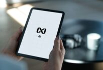 Person hält ein Tablet mit einem KI-Symbol und dem Schriftzug „AI“ auf dem Display.