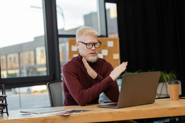 Mann sitzt am Schreibtisch