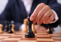 Mann spielt Schach