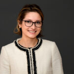 Porträtfoto von Anna Kostus, Senior Managing Director bei FTI Consulting